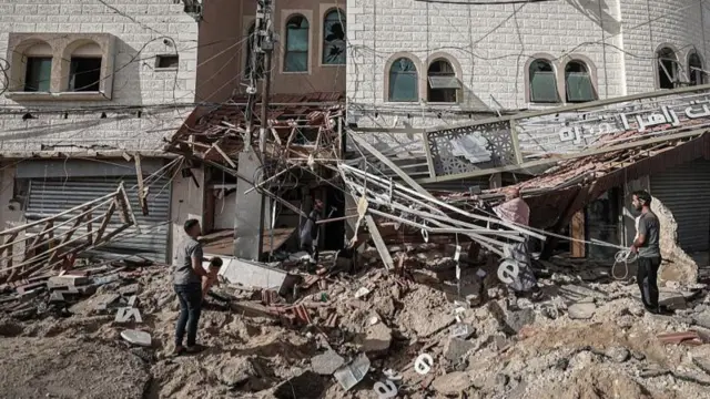 গাজায় বিধ্বস্ত ঘরবাড়ি