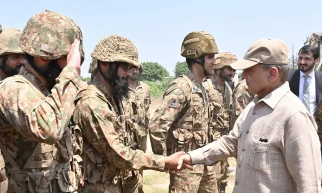 پاکستان کے وزیراعظم شہباز شریف کا فوجیوں کو خراج تحسین