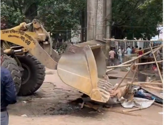 ঢাকা দক্ষিণ সিটি কর্পোরেশনের ভেকু মেশিন দিয়ে সব দোকানপাট গুঁড়িয়ে দেয়া হয়।
