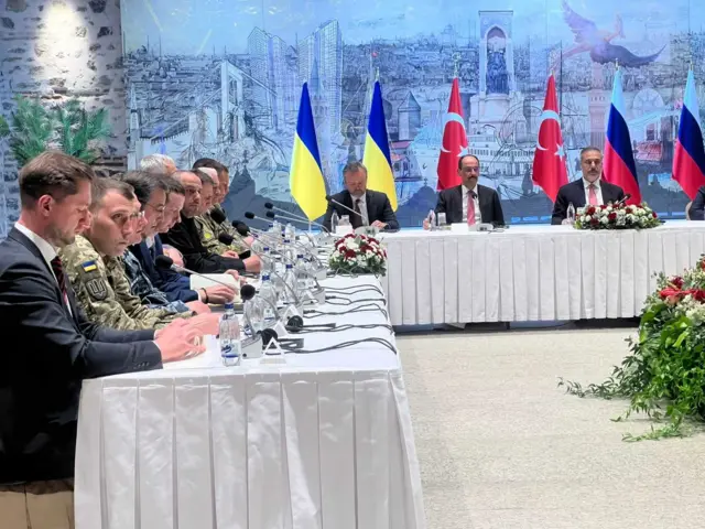 Украинская делегация за столом переговоров.