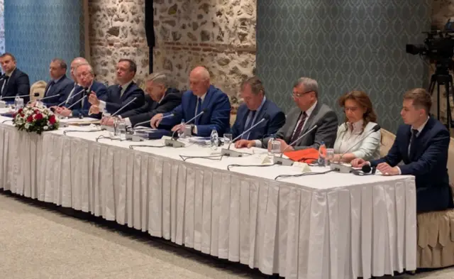 Російська делегація сидить навпроти української.