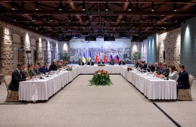 українська і російська делегації у Стамбулі