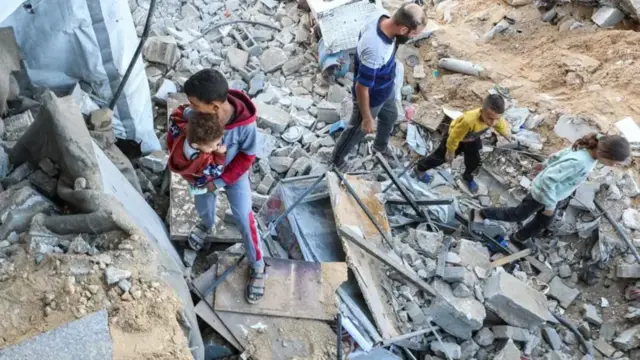 Falastiiniyiintu waxay indha-indheynayaan khasaarihii ka dhashay duqeyn Israa’iil ku qaaday guri ku yaalla Jabalia, waqooyiga Gaza.