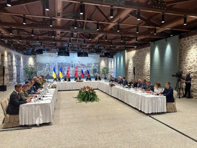 Российская, украинская и турецкая делегации за столом переговоров.
