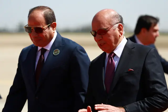 الرئيس المصري عبد الفتاح السيسي مع وزير الخارجية العراقي فؤاد حسين لدى وصوله إلى مطار بغداد الدولي