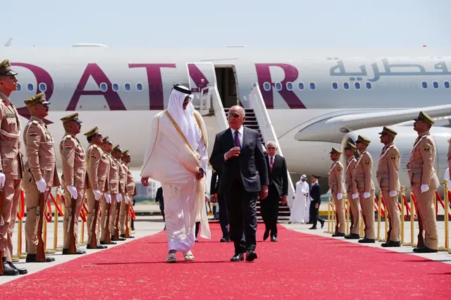 وزير الخارجية العراقي فؤاد حسين يرحب بأمير قطر الشيخ تميم بن حمد آل ثاني لدى وصوله إلى مطار بغداد الدولي