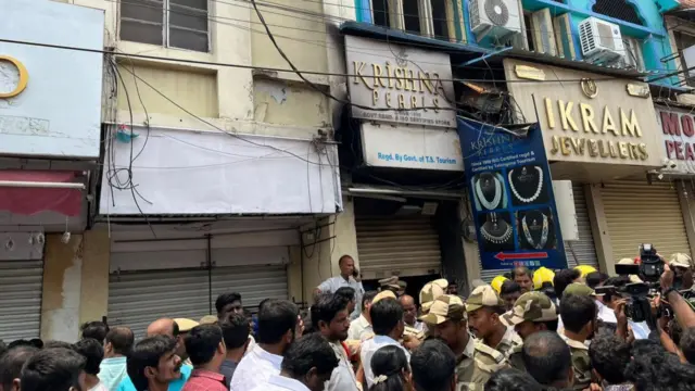 हैदराबाद में चारमीनार के पास आग