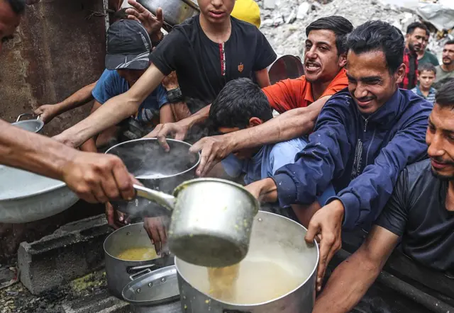 امدادی ایجنسیوں نے خبردار کیا ہے کہ غزہ کی 21 لاکھ کی آبادی قحط کا شکار ہو سکتی ہے