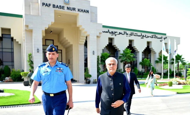 پاکستانی دفتر خارجہ کے مطابق اسحاق ڈار کو دورے کی دعوت چینی وزیر خارجہ وانگ یی نے دی تھی۔