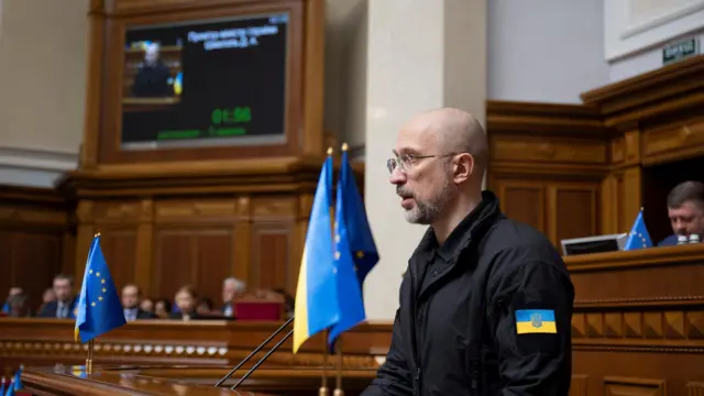 Премьер-министр Украины Денис Шмыгаль выступает с трибуны Верховной Рады