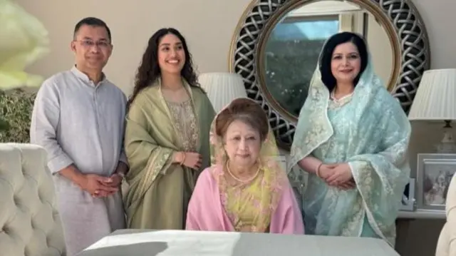 अपने परिवार के साथपूर्व प्रधानमंत्री ख़ालिदा ज़िया