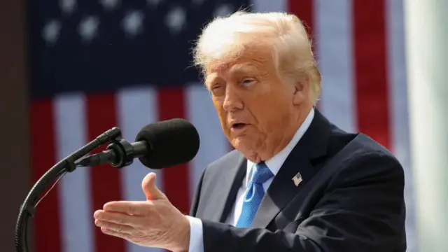 Onyeisiala mba Amerịka bụ Donald Trump ka ọ na-agbasa ozi n'igwe e ji ekwu okwu