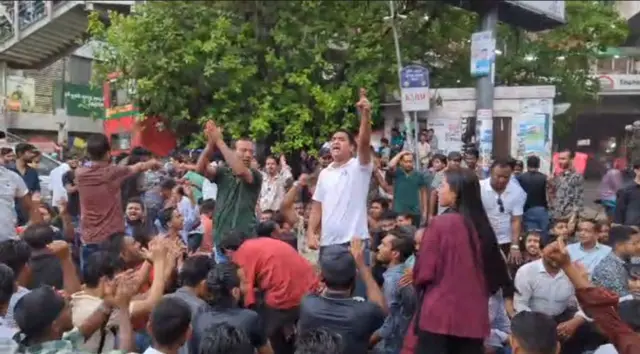 শাহবাগ মোড়ে অবস্থান নিয়েছে ছাত্রদল