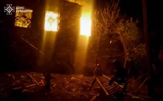 Спасатели опубликовали фото пожара в Сумской области после атаки дронов