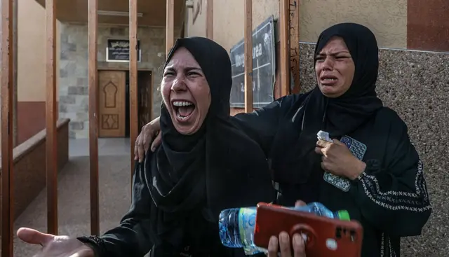 بیمارستان ناصر در خان یونس: دو فلسطینی‌ که روز گذشته خویشاوندانشان در حمله اسرائیل کشته شدند