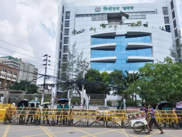 এনসিপির কর্মসূচি ঘিরে আগারগাঁওয়ের নির্বাচন কমিশন ভবনের সামনে নিরাপত্তা ব্যবস্থা জোরদার করা হয়েছে