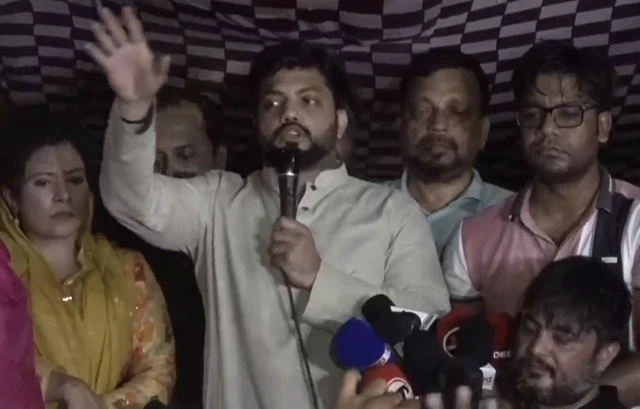 বুধবার রাতে সমর্থকদের উদ্দেশে বক্তব্য রাখেন ইশরাক হোসেন