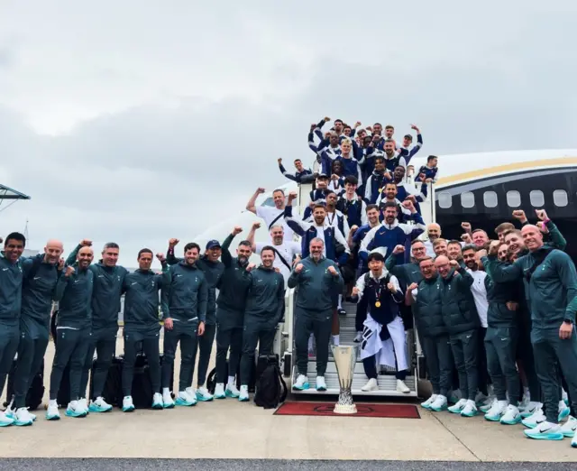 Tawagar Tottenham, wadda ta ƙunshi ƴan wasa da kuma kociyan ƙungiyar sun koma gida bayan lashe kofin na Europa a daren Alhamis