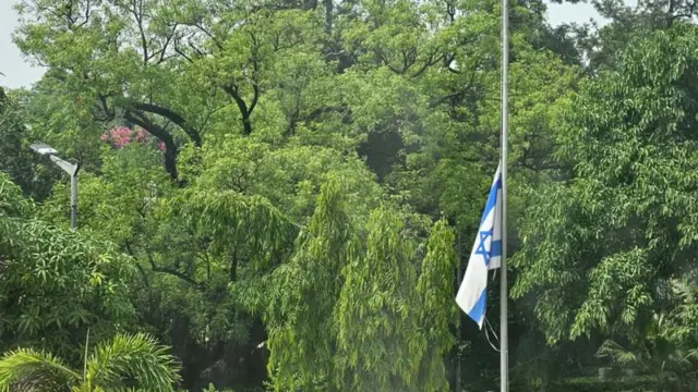 سفارتخانه‌های اسرائیل در سراسر جهان پرچم‌های خود را به نشان سوگواری برای قربانیان تیراندازی واشنگتن، نیمه‌افراشته کرده‌اند.