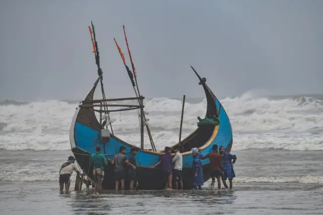 সাগরে অবস্থানরত সব মাছ ধরার নৌকা ও ট্রলারকে পরবর্তী নির্দেশ না দেওয়া পর্যন্ত উপকূলের কাছাকাছি থকতে বলা হয়েছে, ফাইল ছবি