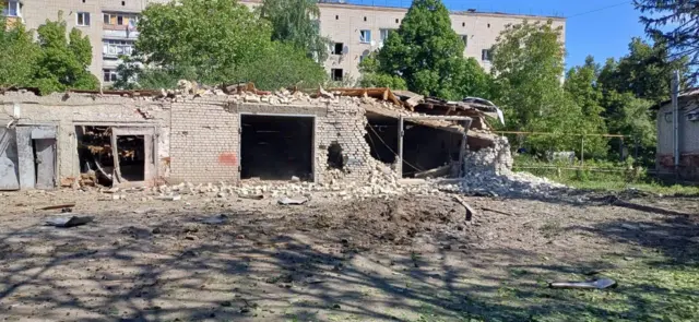 Пострадавшее от удара здание.