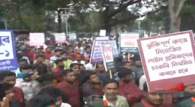 অবস্থান কর্মসূচিতে পল্লী বিদ্যুৎ কর্মচারীরা