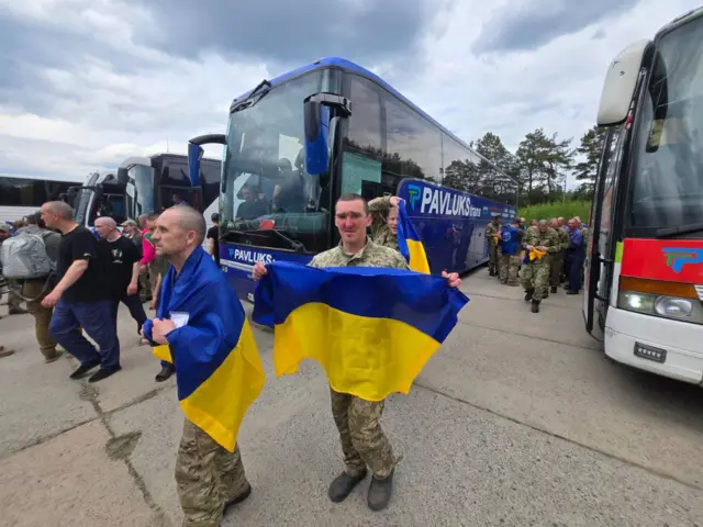 Вернувшиейся из плена украинские военные