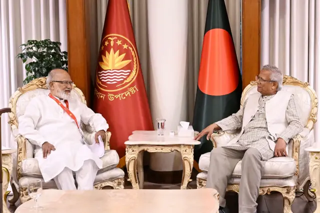 বিএনপি নেতা খন্দকার মোশাররফ হোসেন  ও প্রধান উপদেষ্টা মুহাম্মদ ইউনূস