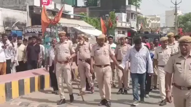 अभियुक्त की रविवार को पुलिस ने परेड निकाली है