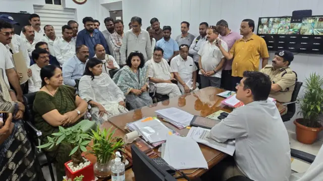 कांग्रेस नेता मध्यप्रदेश के खंडवा के ज़िला प्रशासन से मिलते हुए