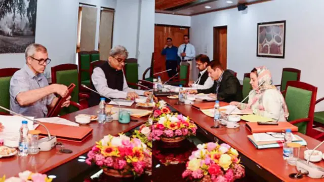 जम्मू-कश्मीर सरकार की पहलगाम में हुई कैबिनेट बैठक की तस्वीर