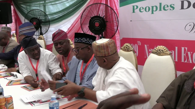 Ndị ndu pati PDP mgbe ha na-eme ọgbakọ iji kpee udo n'etiti ha