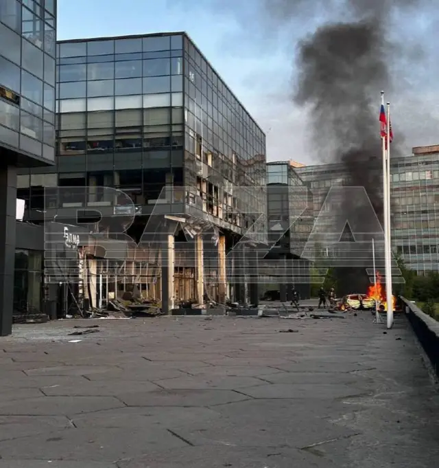 Горящий автомобль на парковке у технопарка в Зеленограде