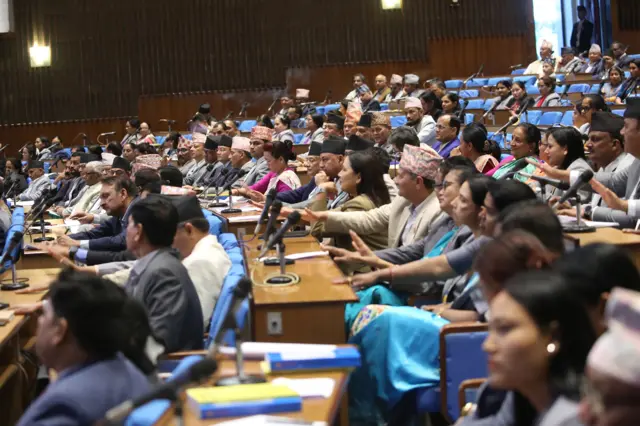 अर्थमन्त्रीले बजेट प्रस्तुत गर्दा टेबल ठटाएर स्वागत गर्दै सांसदहरू