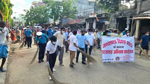गणतन्त्र दिवसको अवसरमा बिहीबार बिहान लहान नगरपालिकाको आयोजनामा बजारक्षेत्रमा गरिएको सरसफाइ अभियानमा सहभागीहरू