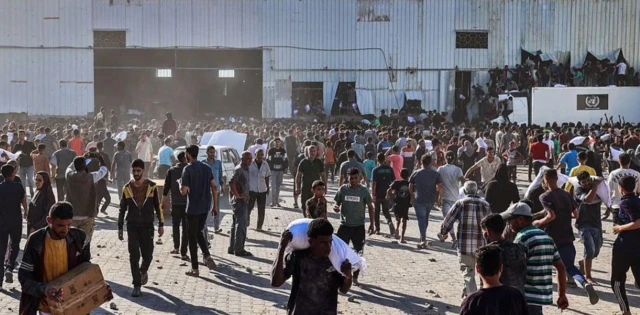 Ọtụtụ puku mmadụ na-abanye n'ụlọ nkwakọba ihe Al-Ghafari na-ewere akpa ntụ ọka na katọn nri