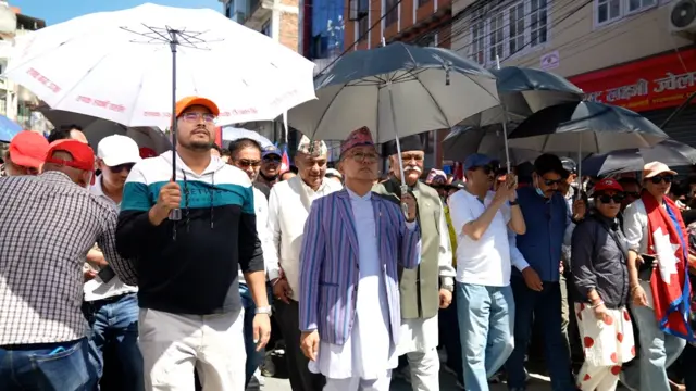 राप्रपाका नेताहरू शान्तिवाटिका जाँदै