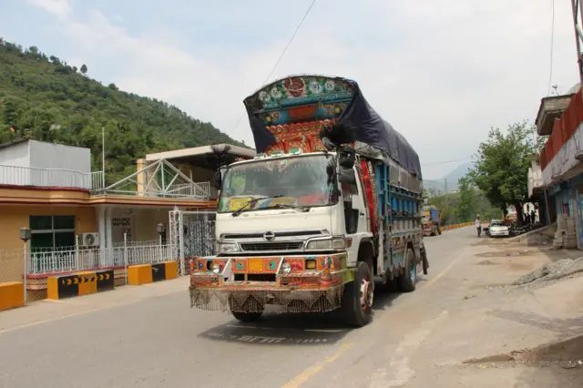 ممکنہ جنگی صورت حال کے پیش نظر لائن آف کنٹرول کے قریبی علاقوں میں مقیم آبادی کے لیےاضافی خوراک ذخیرہ کرنا شروع