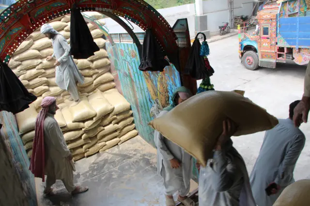 ممکنہ جنگی صورت حال کے پیش نظر لائن آف کنٹرول کے قریبی علاقوں میں مقیم آبادی کے لیےاضافی خوراک ذخیرہ کرنا شروع