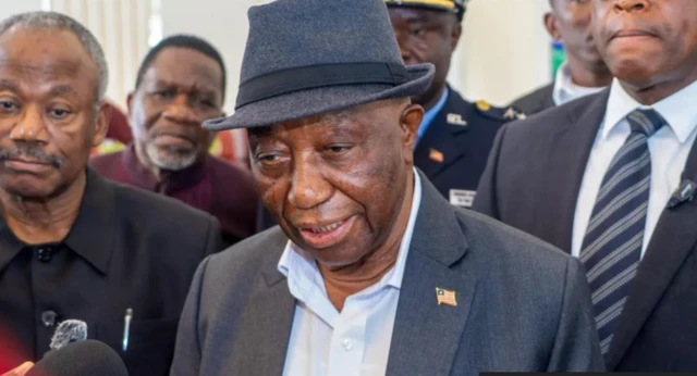 Ndị isi ọdụ ụgbọelu kwuru na otu taya ụgbọelu ahụ gbawara ka ọ na-agbadata