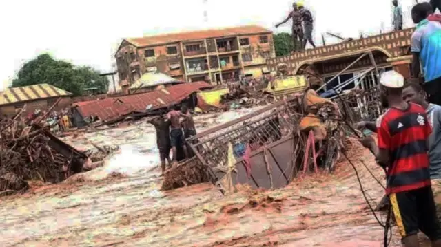 Idemmiri ahụ rikpuru ma bufuo ihe karịrị ụlọ obibi iri ise (50) na ndị bi na ha