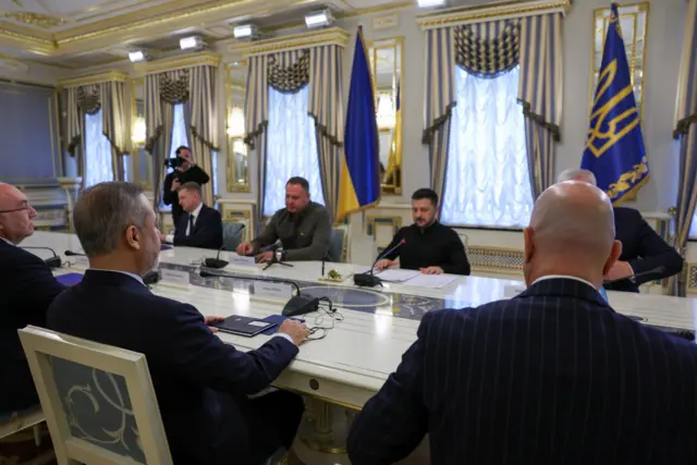 Зеленский за столом переговоров.