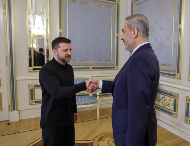 Зеленский жмет руку Фидану.