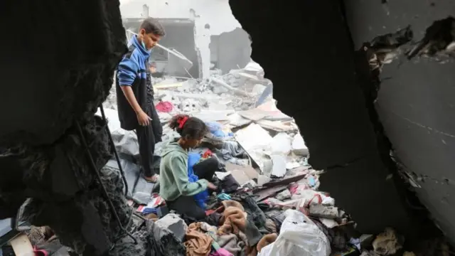 Ụmụaka nọ n'ogige ụlọ kụkpọrọ akụkpọ na Gaza