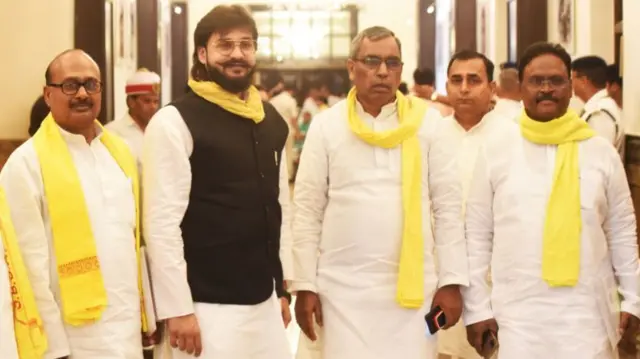 सुहेलदेव भारतीय समाज पार्टी अध्यक्ष ओम प्रकाश राजभर के साथ विधायक अब्बास अंसारी