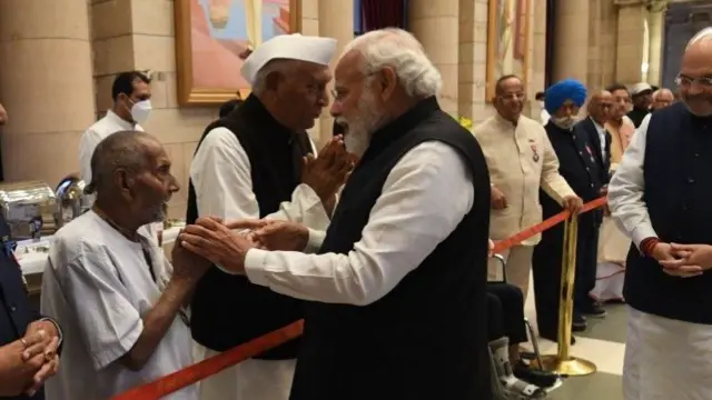 प्रधानमंत्री नरेंद्र मोदी के साथ योगगुरु शिवानंद (फ़ाइल फ़ोटो)