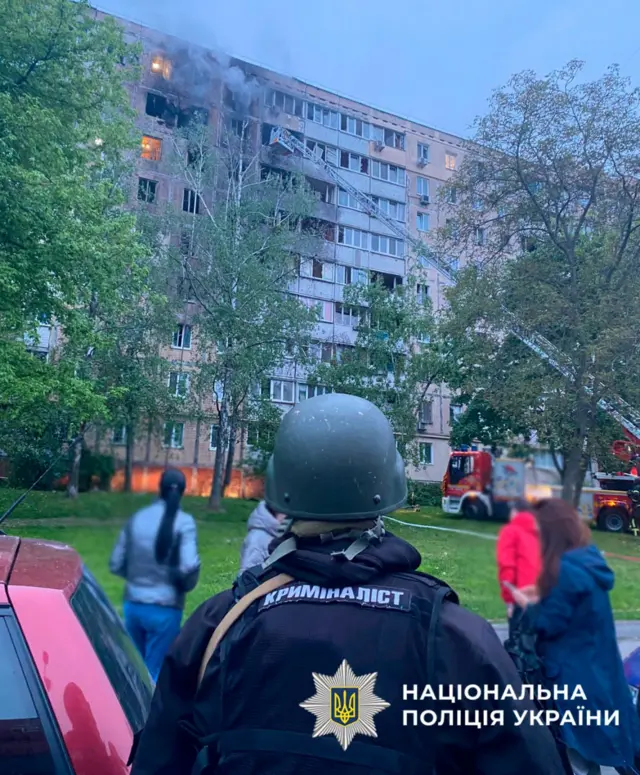Пожар в многоэтажном жилом доме в результате атаки дронов на Киев