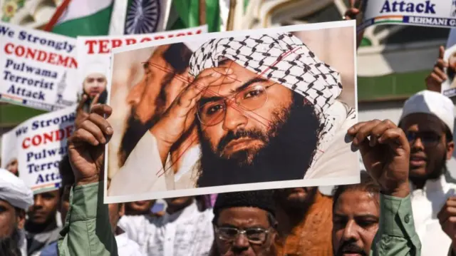 မွန်ဘိုင်းမြို့မှာ ၂၀၁၉ ခုနှစ်တုန်းက ပြုလုပ်တဲ့ဆန္ဒပြပွဲအတွင်း အဇာရဲ့ပုံကို ကိုင်ပြီး ဆန္ဒဖော် ထုတ်နေကြတဲ့ အိန္ဒိယ မွတ်ဆလင်တွေ