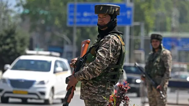 जम्मू-कश्मीर में भारतीय सुरक्षाकर्मी तैनात