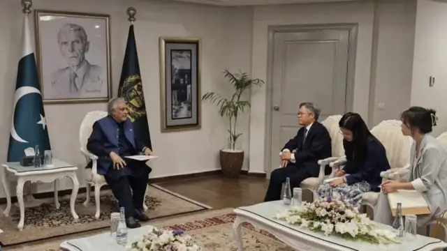 ඉන්දියාවේ ප්‍රහාර පිළිබඳව පකිස්ථාන විදේශ අමාත්‍ය මොහොමඩ් ඉෂාක් ඩාර්, එරට සිටින චීන තානාපති ජියැං සයිඩොං දැනුවත් කර තිබෙනවා.